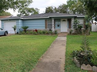 104 Forest Oaks Ln, Lake Jackson, TX 77566