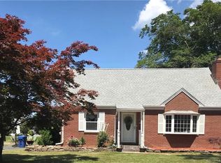 7 Edgewood St, Cromwell, CT 06416