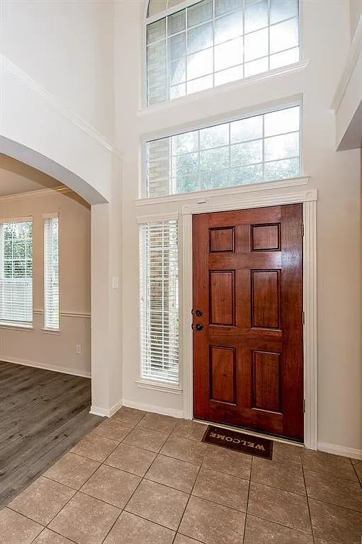 4 bed, 2.5 bath, 2316 sqft, $2,300 — Photo 2