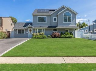 10 Prentice Rd, Levittown, NY 11756