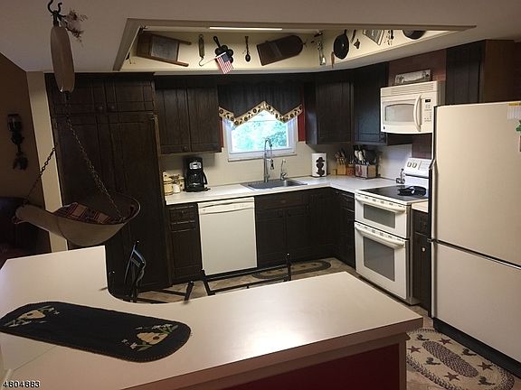 4th image of 595 Schley Ave