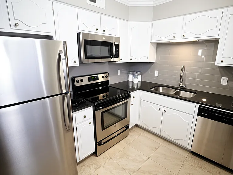 Plaza 44 Apartments — Photo 48