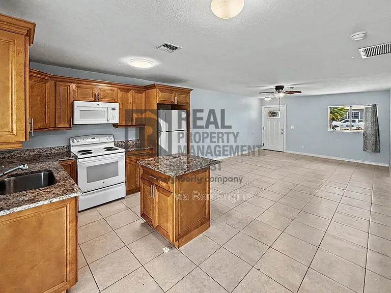 843 SW 16th Ter — Photo 7