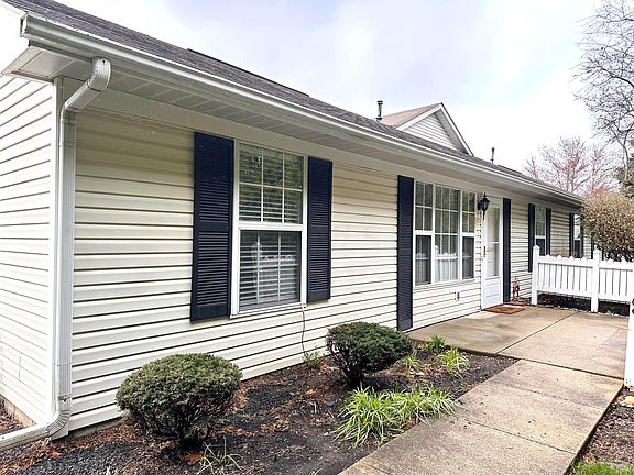 3rd image of 1369 Hillview Cir W
