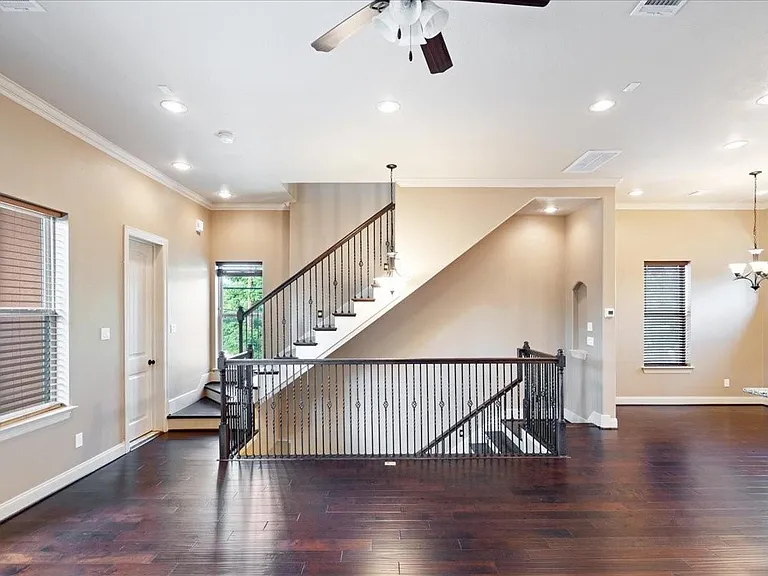 1520 Amundsen St — Photo 18
