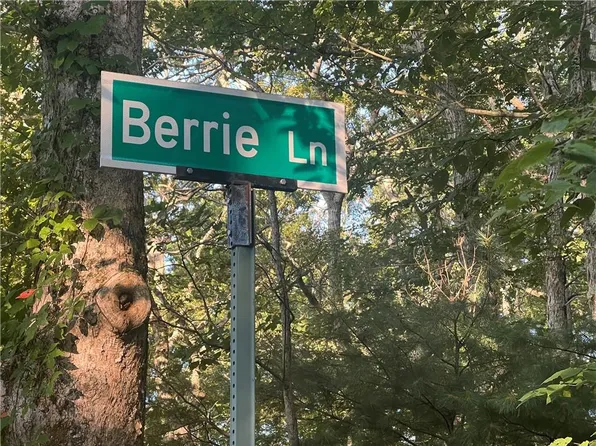 27 Berrie Ln, Hope Valley, RI 02832