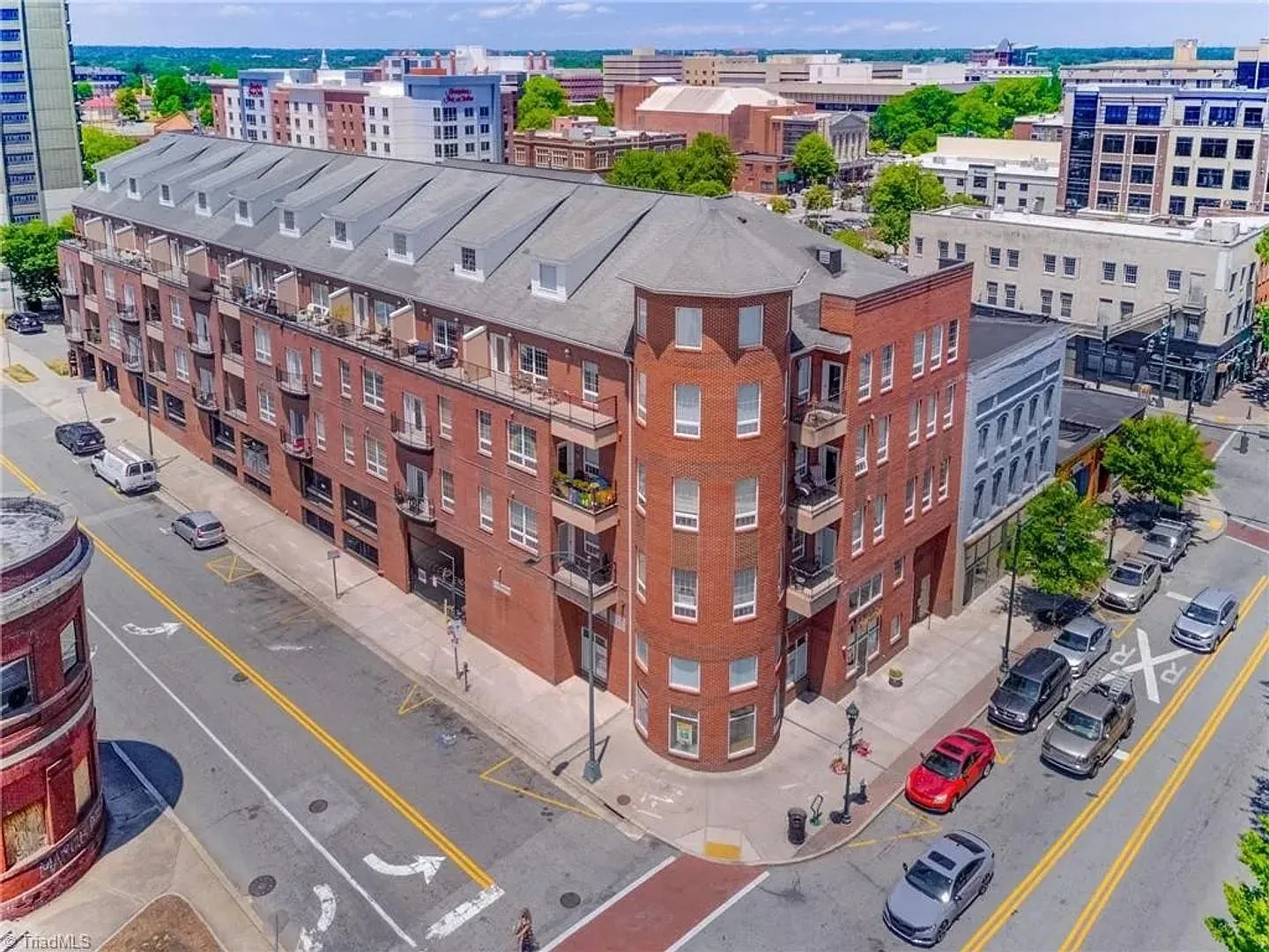 Spacious 2BR Apartment in the Heart of Downtown with Private Garage Parking — Photo 1