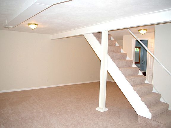 Finished Lower Level w 1/2 Bath