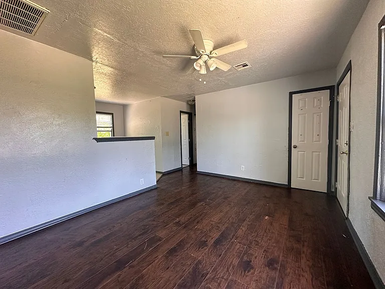 2805 NW 19th St — Photo 3