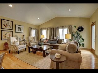 511 Oakmont Dr, Waukesha, WI