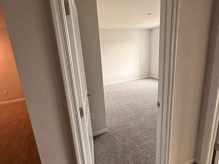 52 Victoria Gardens Sq — Photo 27