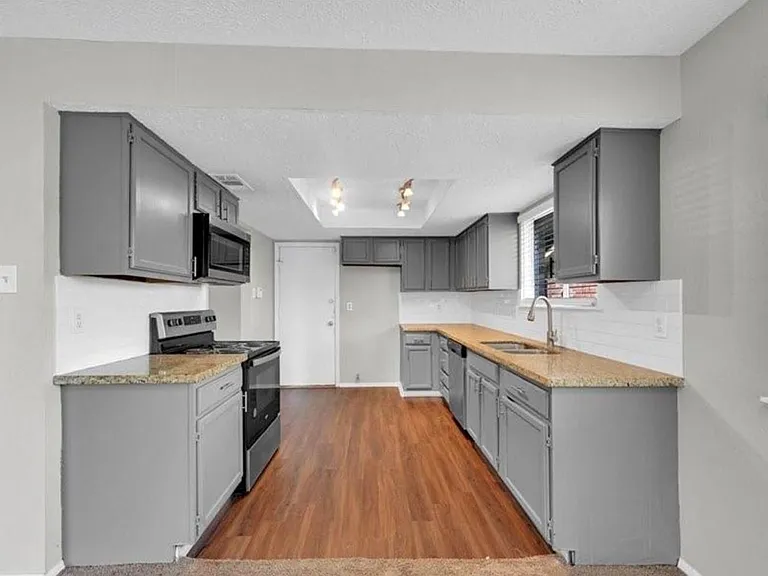 8406 Daycoach Ln — Photo 10