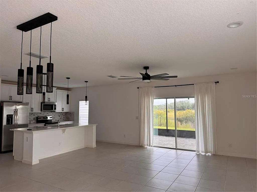 4 bed, 2.5 bath, 2430 sqft, $2,400 — Photo 4