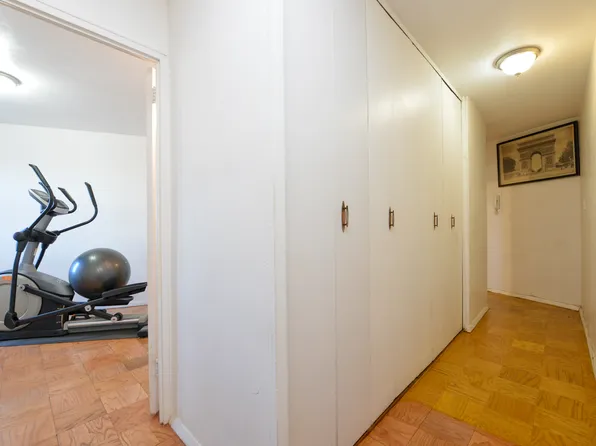 61-20 Grand Central Pkw image 11 of 24