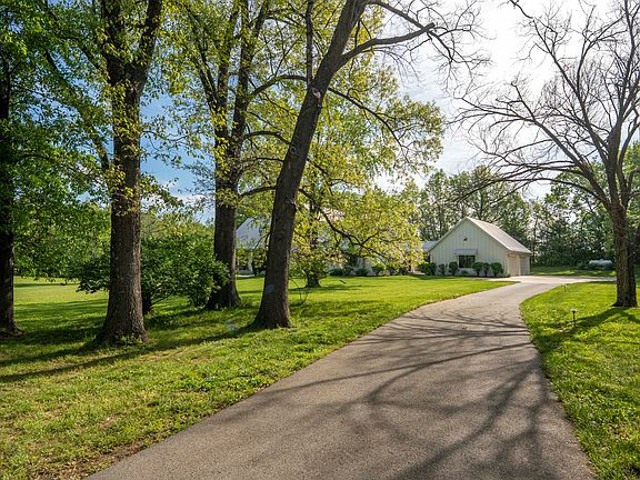 4th image of 826 S Farm Road 207