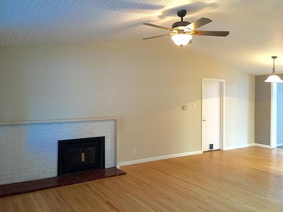4th image of 2826 Valencia Dr NE