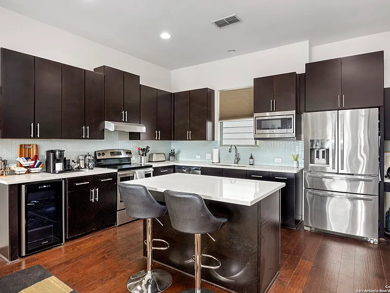 223 W Laurel — Photo 4