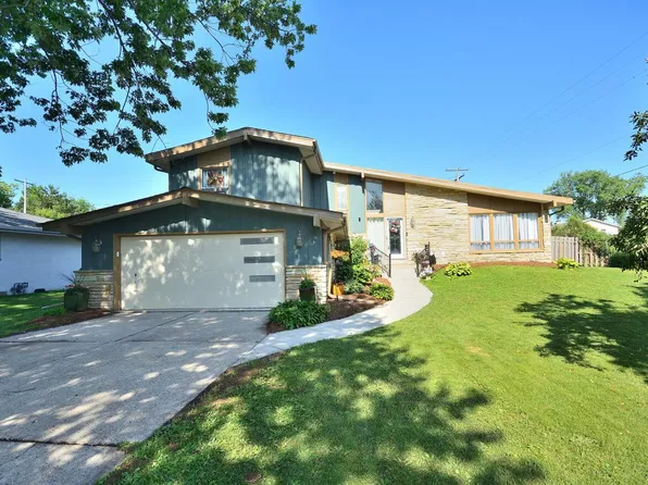 8755 N Pelham PARKWAY, Bayside, WI 53217