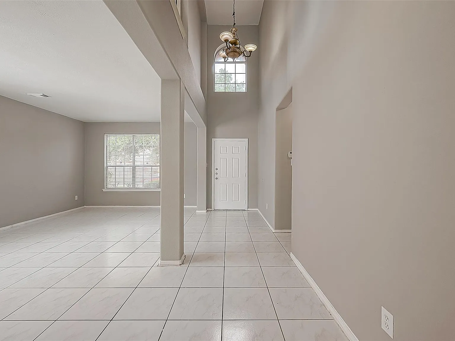 5 bed, 2.5 bath, 2953 sqft, $2,300 — Photo 2