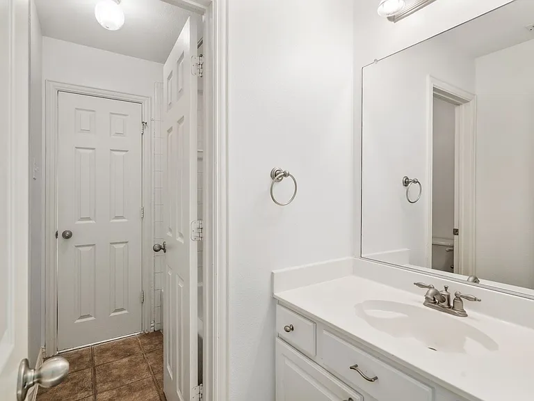 1181 Capital Dr — Photo 20