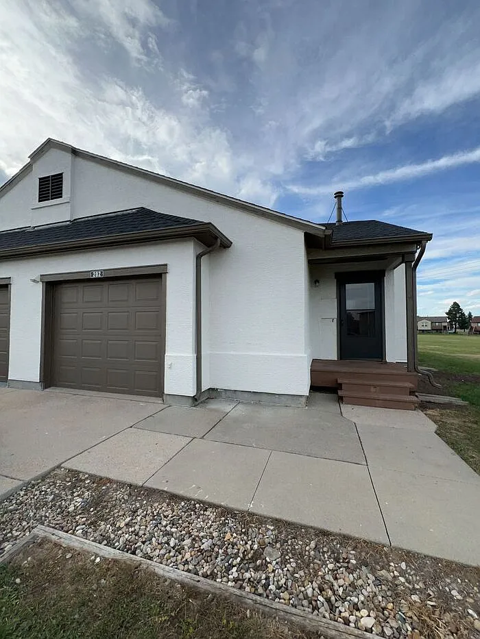 3 bed, 2.5 bath, 1328 sqft, $1,773 — Photo 1