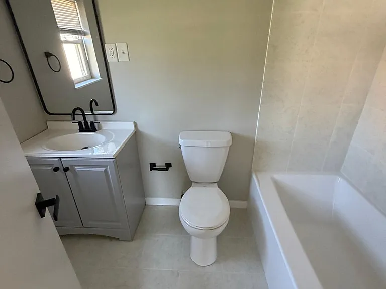 215 Latimer Ave — Photo 2