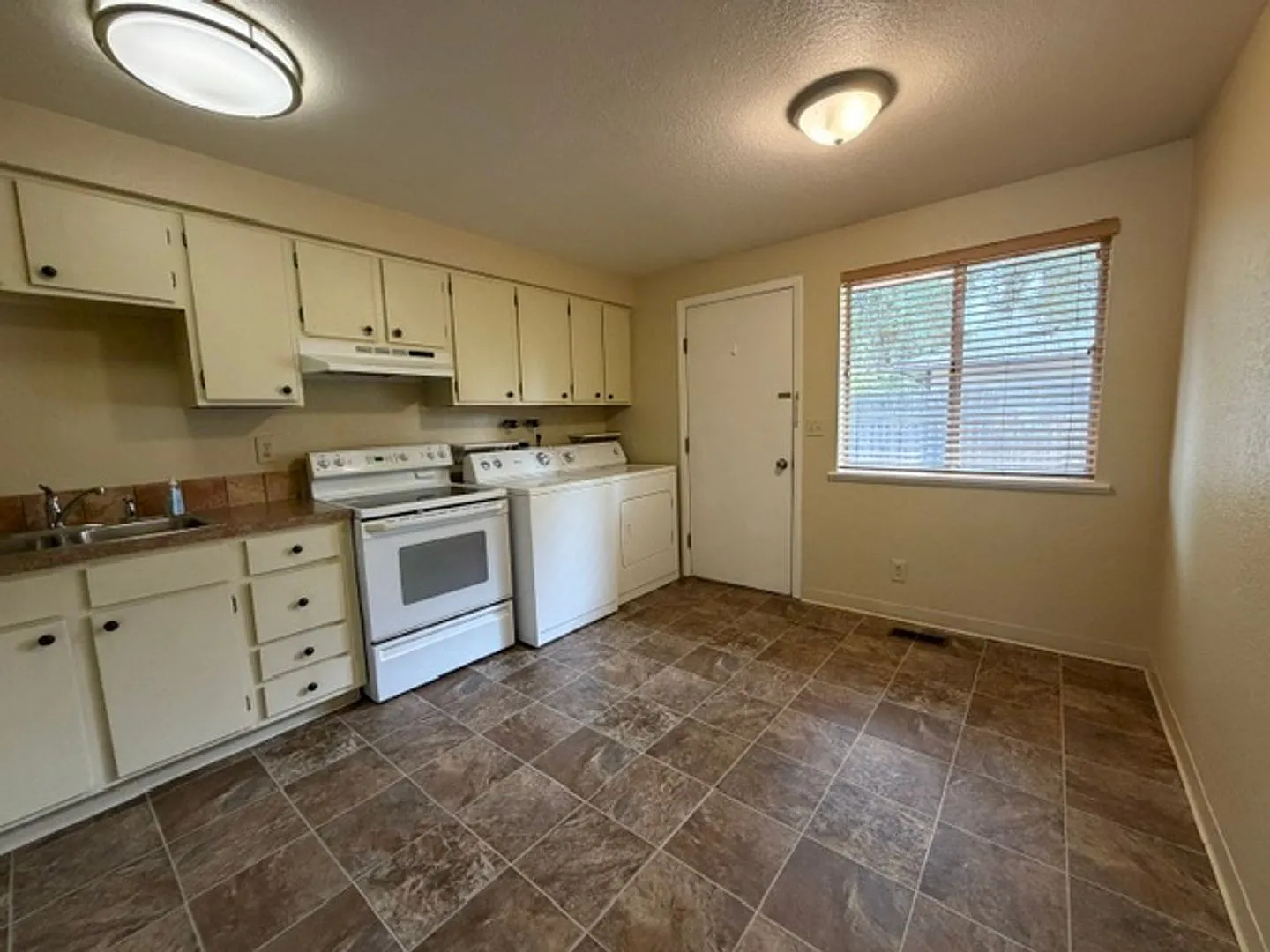 2 Bedroom, 1 Bathroom Duplex in SE Boise — Photo 3
