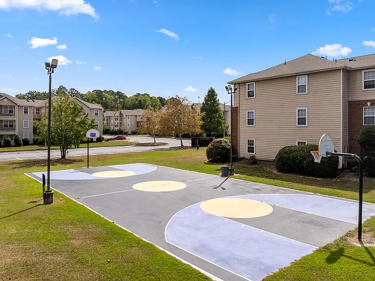 Sunset Pointe Apartments — Photo 56