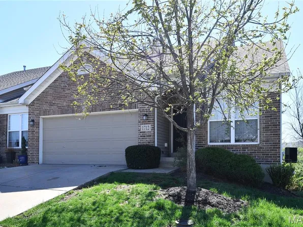 1712 Preston Centre Dr, Fenton, MO 63026