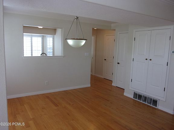 5th image of 902 E Hamlet Cir N