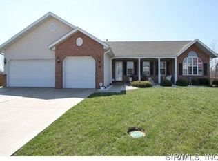 18 Cambridge Ct, Maryville, IL 62062