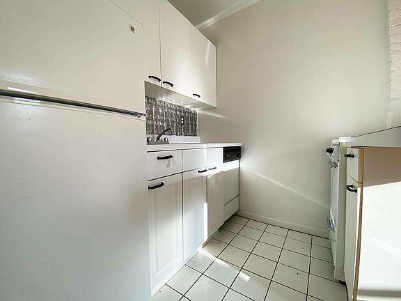3rd image of 113 W 82nd St #4FG