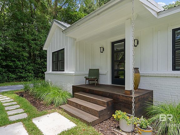 3rd image of 371 Pecan St E