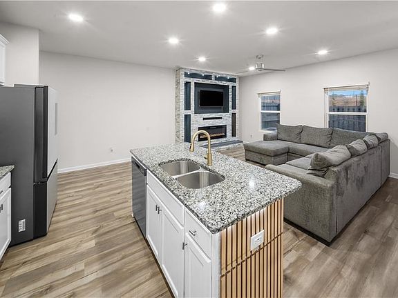 5th image of 32 Huntley Trce