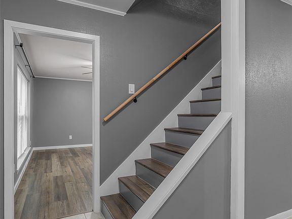 5th image of 305 Short Leaf Dr