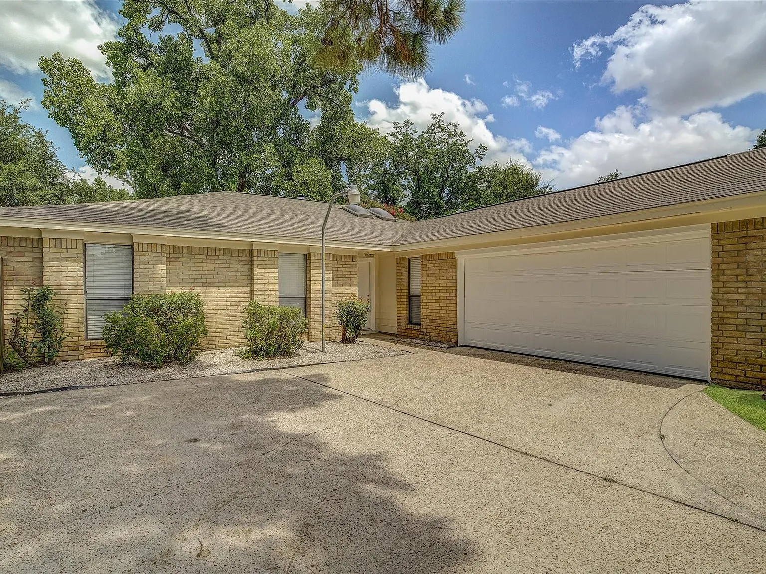 4 bed, 2.0 bath, 1677 sqft, $2,000 — Photo 2