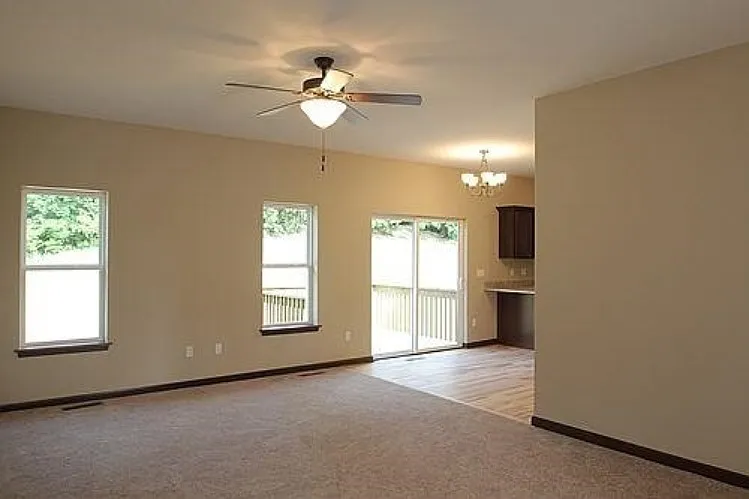 2054 Mackinaw Dr — Photo 4