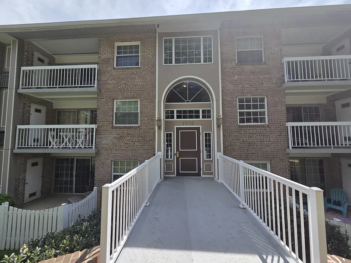 Building Photo - 1935 Wilson Ln #103