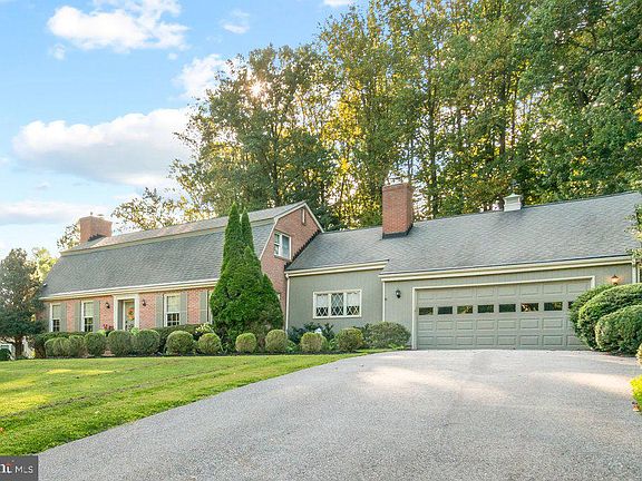 2nd image of 4208 Ravenhurst Cir