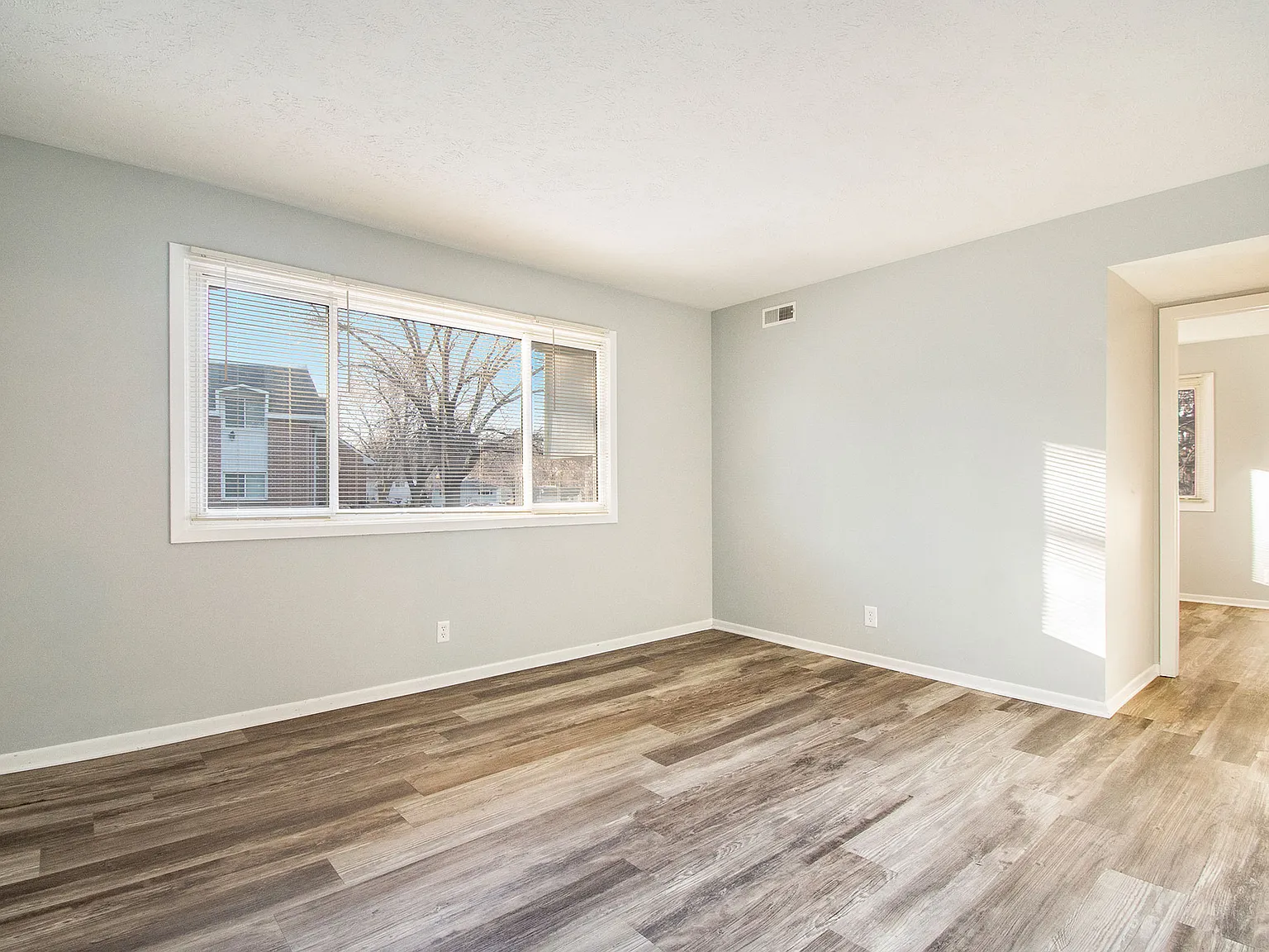 901 James Pkwy — Photo 2