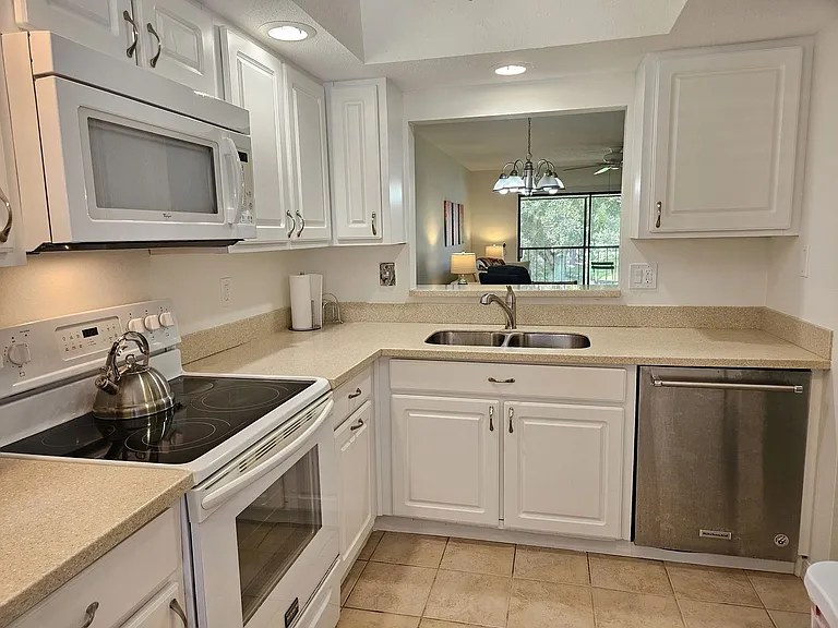 764 Avenida Estancia #206-B — Photo 25