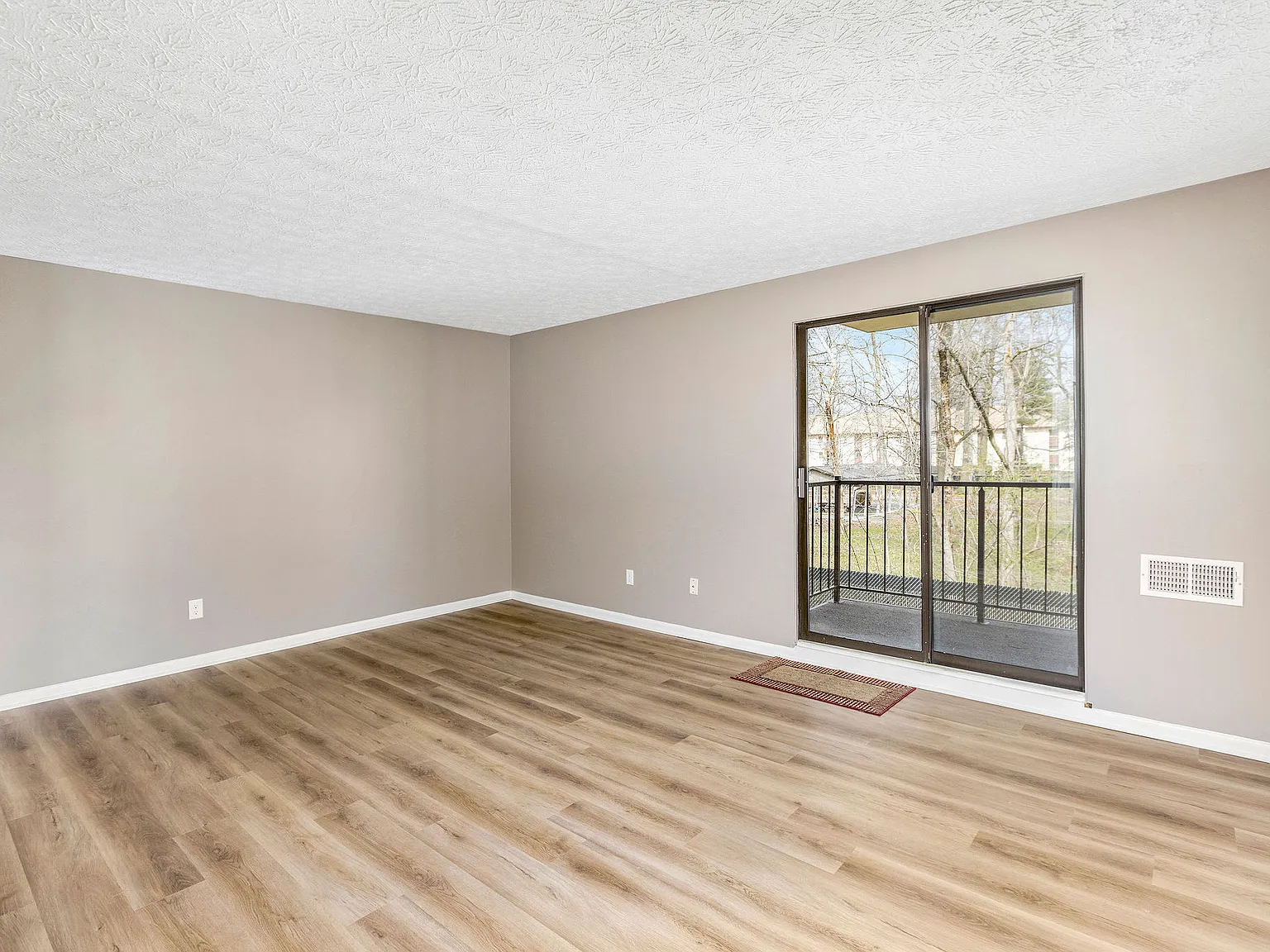 2 bed, 882 sqft, $975 — Photo 2