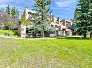 108 NW Village Hts SW #1, Calgary, AB T3H 2L2