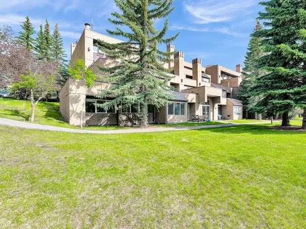 108 NW Village Hts SW #1, Calgary, AB T3H 2L2