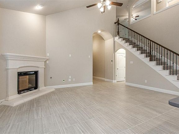 3rd image of 908 Summer Ln