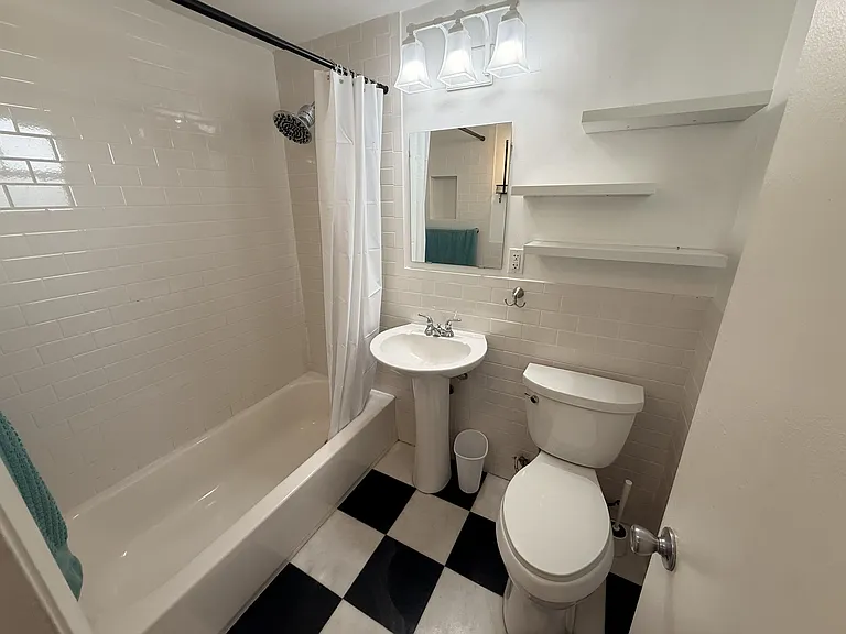 915 SW 8th St #102 — Photo 6