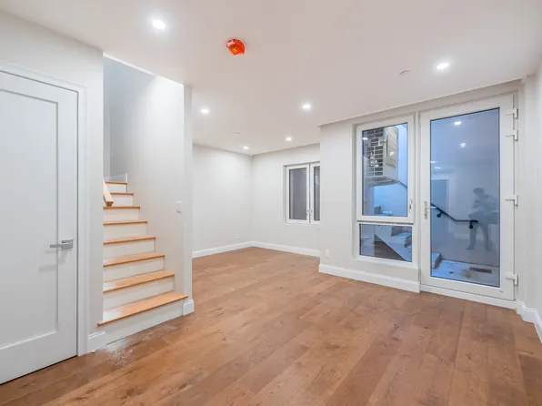 42-09 Hampton Street image 14 of 27