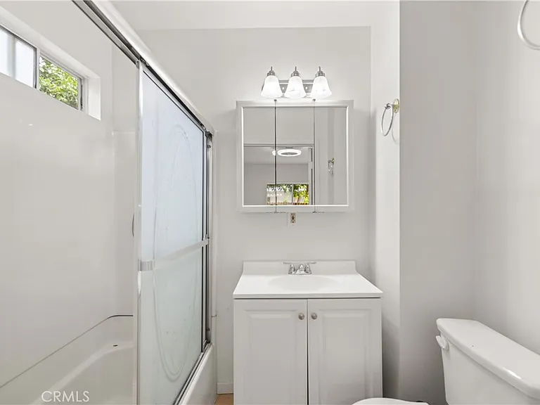 18418 Sylvan St — Photo 10
