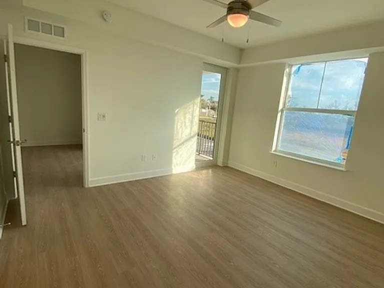 San Carlos Apartments — Photo 22