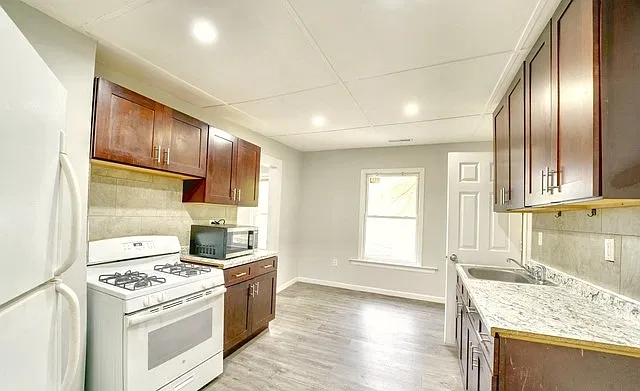 4 bed, 1352 sqft, $1,700 — Photo 3